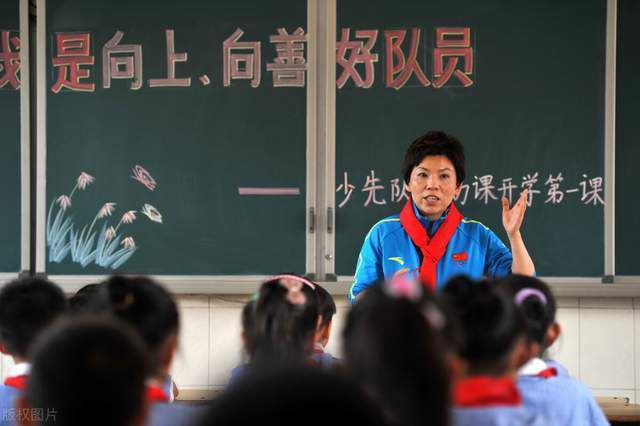 邓布利多之谜暗藏玄机 世纪对决关乎众人安危中国独家预告中，神秘的不丹王国显露真身，这里似乎正在酝酿一场风暴，而正向风暴中心聚集的纽特众人，并未意识到接下来发生的一切或许将改变整个世界